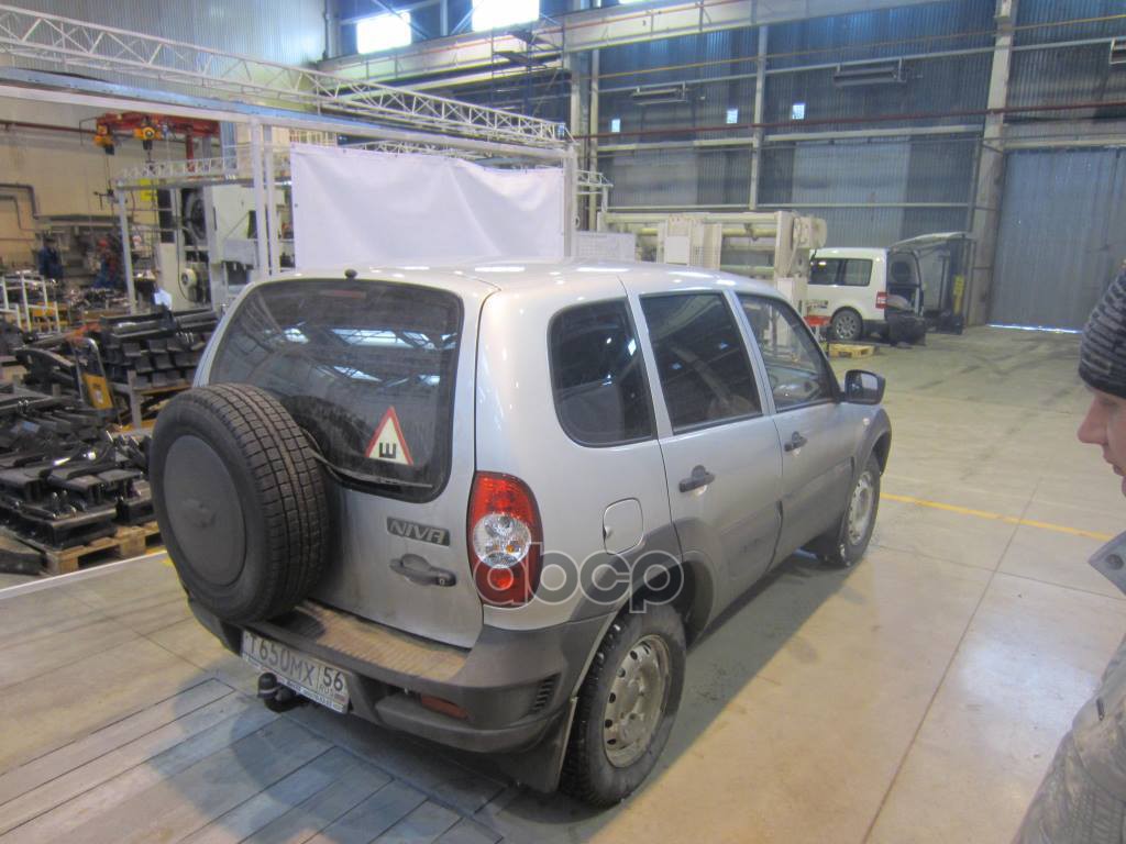 Фаркоп Chevrolet Niva 2123 4x4 (штатные места) 2002/12-2020, Lada Niva 2020-2021