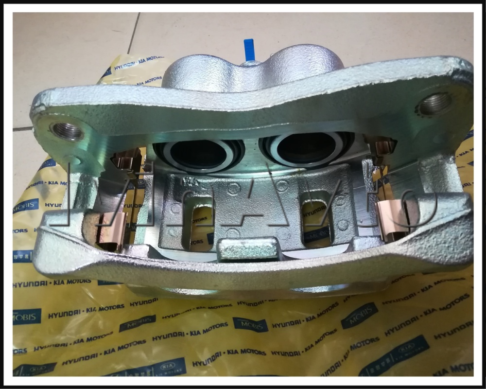 Скоба суппорта starex h1. Суппорт hyundai starex 4wd. Суппорт передний левый старекс 2003. Суппорт передний hyundai porter 1. Скоба суппорта переднего hyundai starex h1.