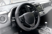 Kraft KT800313 Оплетка рулевого колеса эко-кожа гладкая с перфорированными вставками, черная/белая строчка, диаметр 37-39 см, размер М