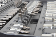 Kraft KT700869 Набор инструментов 1/2&quot;Dr и 1/4&quot;Dr 107 предметов с 12 гранными головками