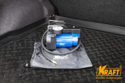 Kraft KT800034 Автомобильный компрессор ECO V-35L с манометром, 35 л/мин, 7 Атм, 12 В, 3 дополнительные насадки, в сумке-чехле